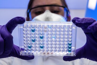 une femme utilisee des échantillons génétique d'un test ADN